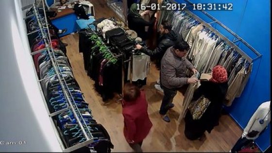 إيقاف صاحب محل لبيع الملابس وضع كاميرا سرية لتصوير زبائنه