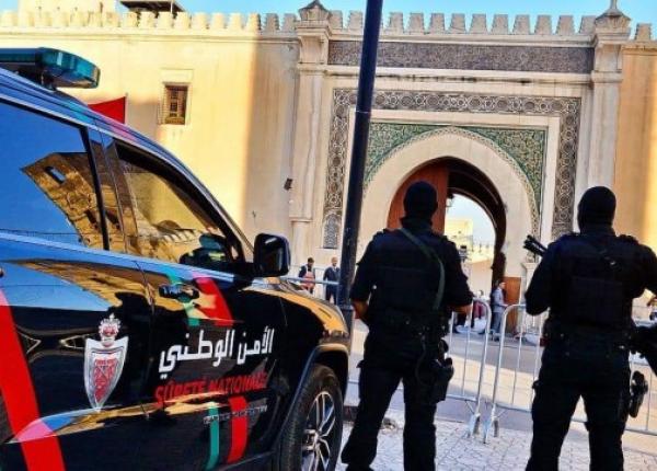 العيون