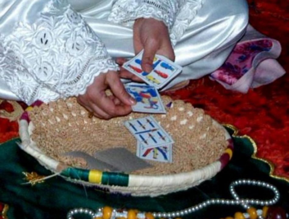 مشعوذة