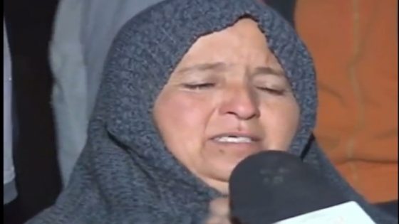 بكاء سيدة مغربية على فقدان زوجها وأبنائها الأربعة في الزلزال