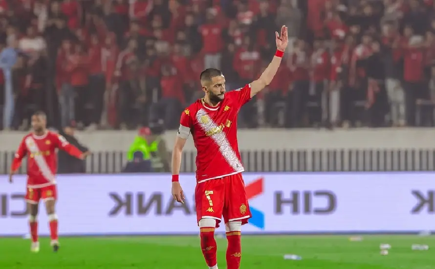 ودع الدولي المغربي حكيم زياش. اليوم الاثنين. زملاءه في صفوف الوداد الرياضي. بعدما أصبح رسمياً خارج القائمة النهائية للفريق استعداداً للموسم الرياضي 2026-2027. ويأتي رحيل اللاعب في وقت كان ينتظر فيه جمهور الفريق أن يشكل أحد أبرز عناصر التشكيلة خلال الموسم الجديد. وجاء قرار إخراج زياش من القائمة النهائية ليضع حداً لتجربته مع النادي الأحمر. وسط ترقب بشأن الوجهة المقبلة للاعب الذي راكم تجربة طويلة في الملاعب الأوروبية. وكان انضمامه إلى الوداد قد حظي باهتمام واسع. بالنظر إلى اسمه وتجربته الدولية ومسيرته مع عدد من الأندية الأوروبية. ويملك زياش سجلاً حافلاً. إذ برز بشكل لافت مع أياكس أمستردام. قبل الانتقال إلى تشيلسي الإنجليزي. حيث توج بدوري أبطال أوروبا. كما خاض تجارب لاحقة في الدوري التركي. ويظل اللاعب من أبرز الأسماء المغربية التي تركت بصمتها في كرة القدم الأوروبية خلال السنوات الماضية. ويفتح خروج زياش من قائمة الوداد الباب أمام تساؤلات حول مستقبله الرياضي. خصوصاً مع استمرار سوق الانتقالات وإمكانية انتقاله إلى فريق جديد خلال الفترة المقبلة. وسيكون التحدي أمام اللاعب هو العثور على مشروع رياضي يتيح له استعادة الاستمرارية والتنافس على أعلى مستوى. وبالنسبة إلى الوداد. يأتي حسم القائمة النهائية ضمن استعداداته للموسم الجديد. الذي يسعى خلاله الفريق إلى المنافسة على الألقاب محلياً وقارياً. أما زياش. فتتجه الأنظار الآن إلى خطوته المقبلة. وما إذا كان سيختار مواصلة تجربته خارج المغرب أو خوض محطة جديدة في مسيرته الاحترافية.