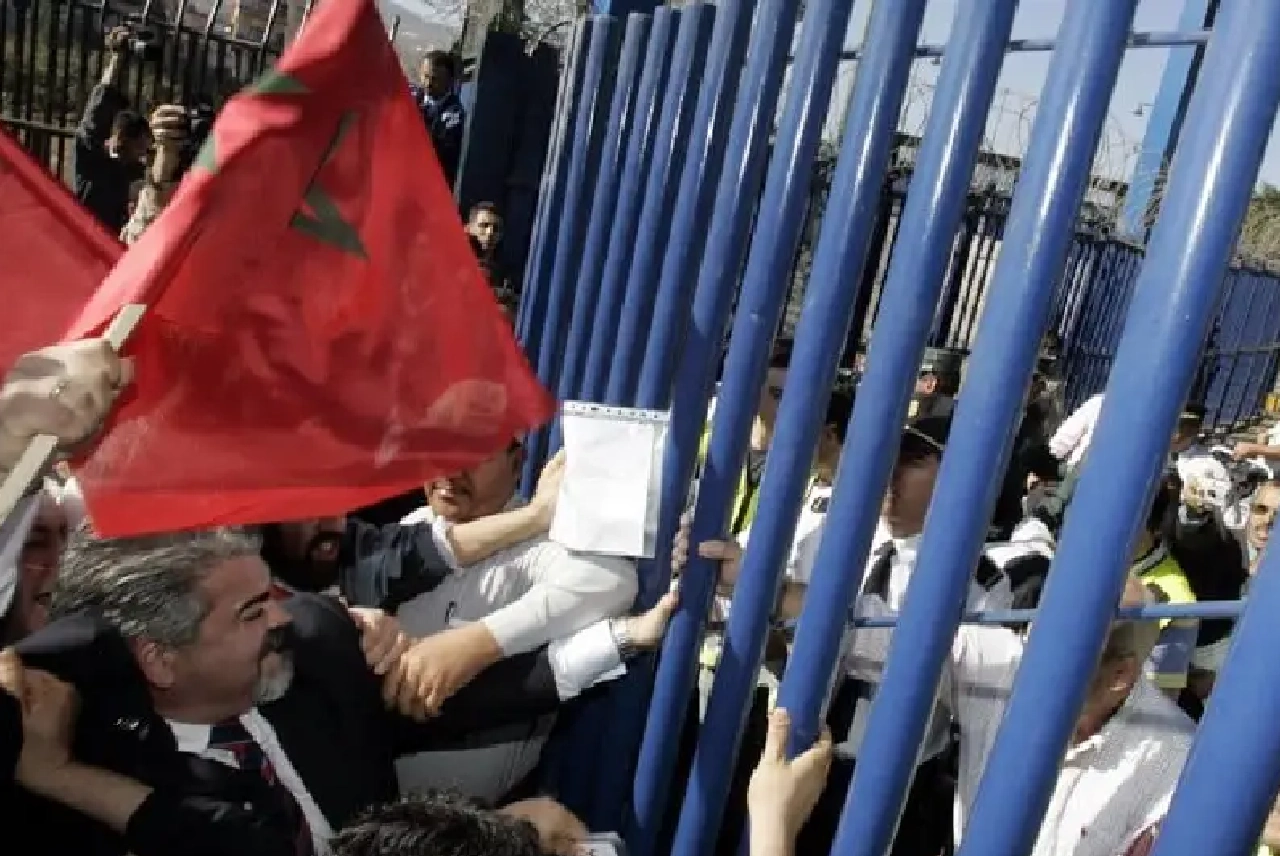 شهدت الحسيمة تحركاً لنشطاء وفعاليات مدنية للتنديد بالمواقف الإسبانية بشأن سبتة ومليلية وتجديد المطالبة باحترام السيادة الوطنية.