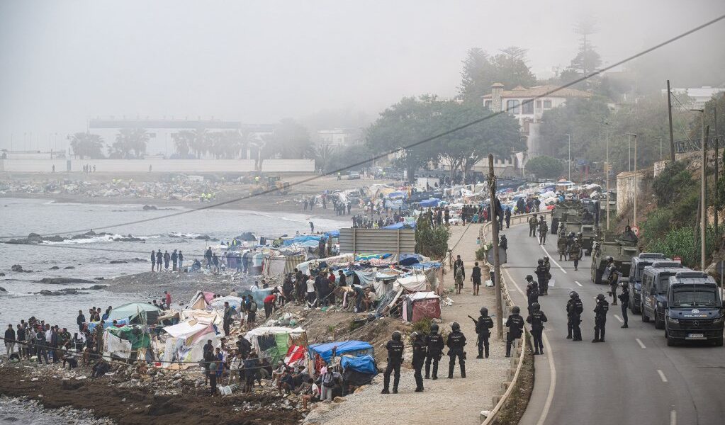 الشرطة الإسبانية تفكك آخر تجمع كبير للمهاجرين قرب طاراخال بسبتة